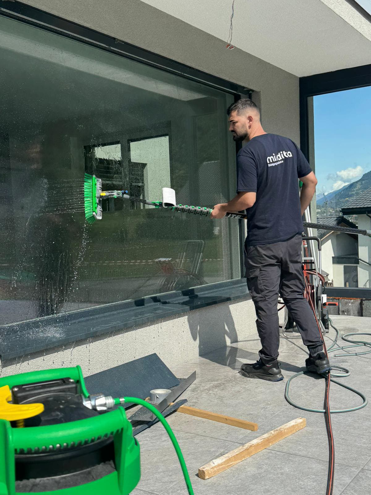 Mirdita Mitarbeiter bei der Fenster- und Fassadenpflege im Rahmen der Hauswartung